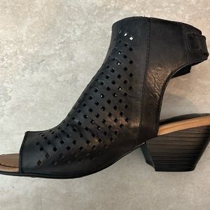 Women size 7 sandals